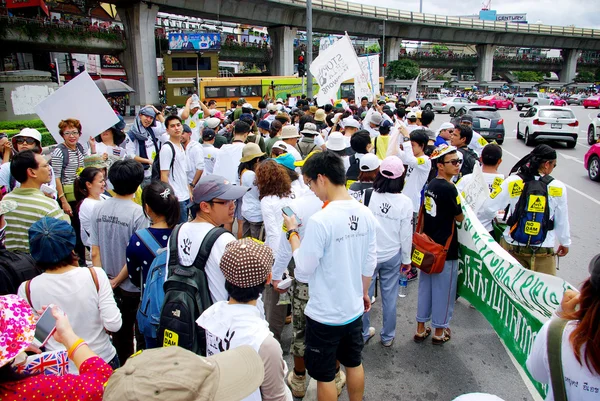 People walking for against the construction of a dam in Mae Wong National Park — Stock Photo, Image