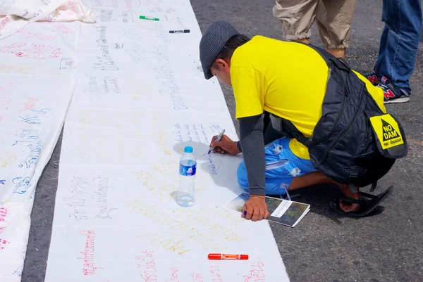 As pessoas escrevem em lable para contra a construção de uma barragem no Parque Nacional Mae Wong — Fotografia de Stock