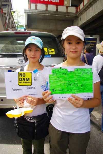 Unbekannte Jugendliche zeigen ihr Etikett für den Bau eines Staudamms im Mae Wong Nationalpark — Stockfoto