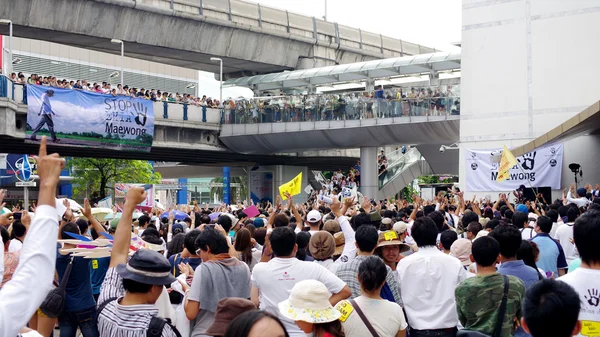 Huge crowd listen speech for against the construction of a dam in Mae Wong National Park — Stock Photo, Image