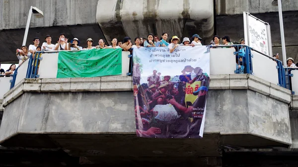Obrovský dav poslouchat řeči o proti výstavbě přehrady v mae wong národním parku — Stock fotografie
