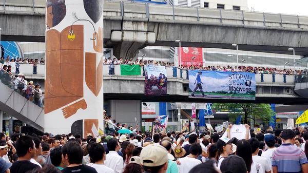 Huge crowd listen speech for against the construction of a dam in Mae Wong National Park — Stock Photo, Image