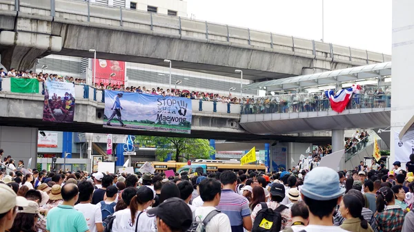 Huge crowd listen speech for against the construction of a dam in Mae Wong National Park — Stock Photo, Image