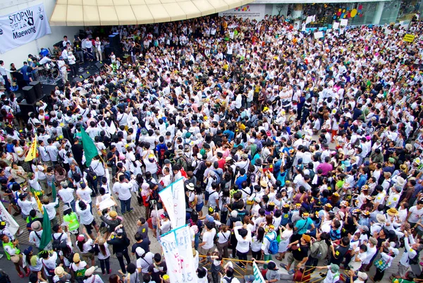 Huge crowd listen speech for against the construction of a dam in Mae Wong National Park — Stock Photo, Image