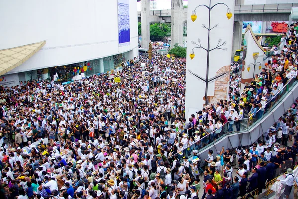 Huge crowd listen speech for against the construction of a dam in Mae Wong National Park — Stock Photo, Image