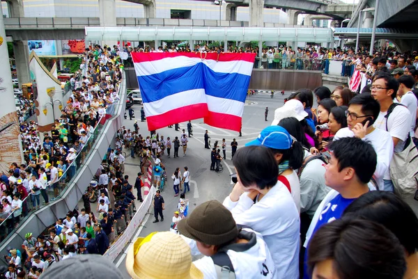 Huge crowd listen speech for against the construction of a dam in Mae Wong National Park — Stock Photo, Image