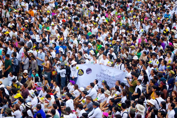 Enorme folla ascolta discorso per contro la costruzione di una diga nel Parco Nazionale di Mae Wong — Foto Stock