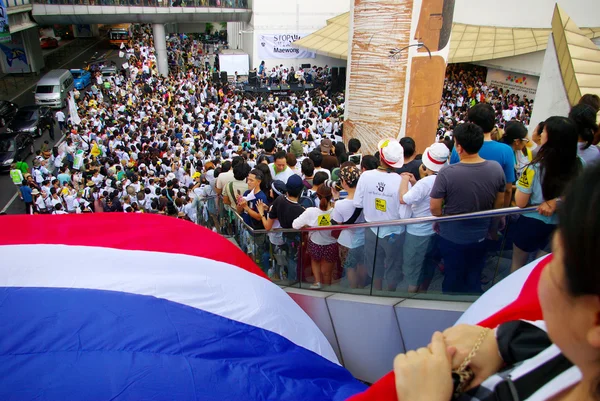 Huge crowd listen speech for against the construction of a dam in Mae Wong National Park — Stock Photo, Image