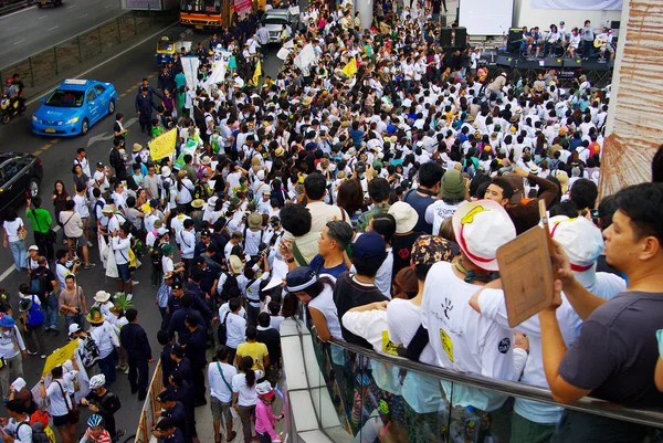 Enorme multidão ouvir discurso para contra a construção de uma barragem no Parque Nacional Mae Wong — Fotografia de Stock