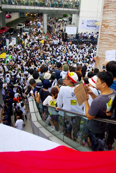 Огромная толпа слушает речь против строительства плотины в национальном парке Мэй Вонг — стоковое фото