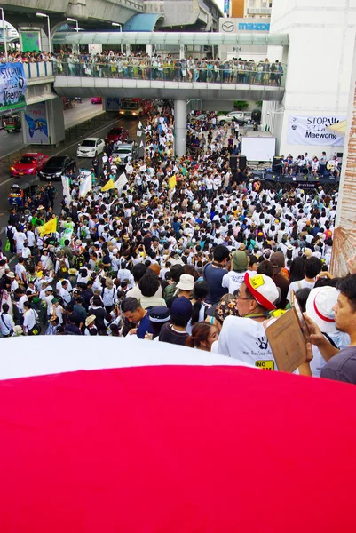 Enorme folla ascolta discorso per contro la costruzione di una diga nel Parco Nazionale di Mae Wong — Foto Stock