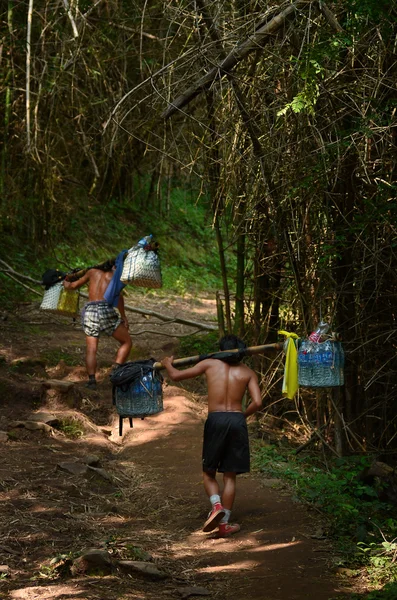 Unbekannte Träger tragen Habseligkeiten der Bergsteiger auf den Gipfel des Berges — Stockfoto