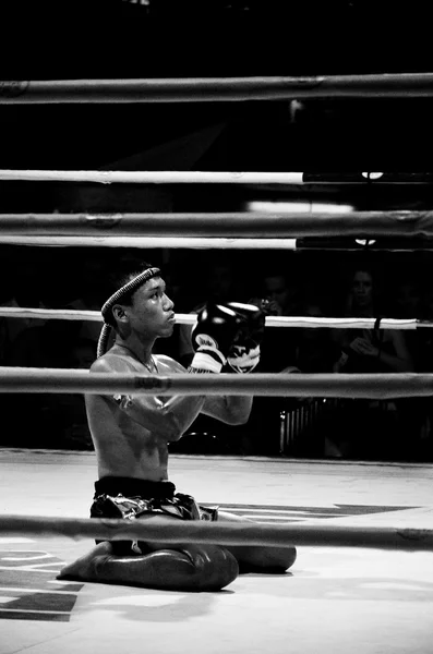 Combate no identificado primero realiza el respeto (Wai Khru Ram Muay) antes de luchar — Foto de Stock