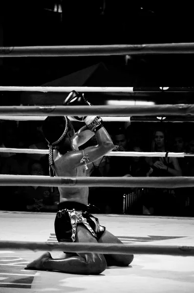 Combattant non identifié effectue d'abord le respect (Wai Khru Ram Muay) avant de combattre — Photo