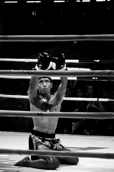 Combate no identificado primero realiza el respeto (Wai Khru Ram Muay) antes de luchar —  Fotos de Stock