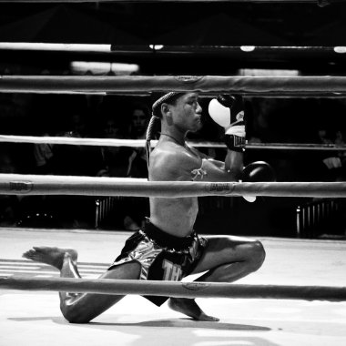 Tanımlanamayan avcı, ilk önce fighing saygı (WAI khru ram muay) gerçekleştirir