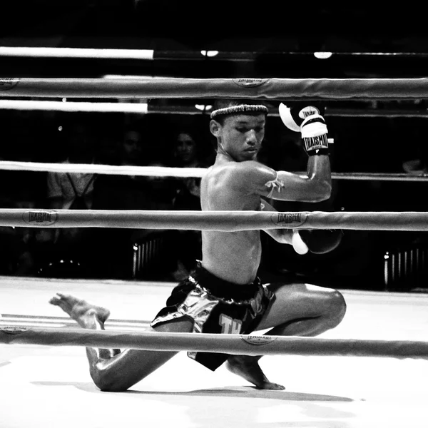 Neznámý bojovník provádí nejdříve respekt (wai khru ram muay) před fighing — Stock fotografie