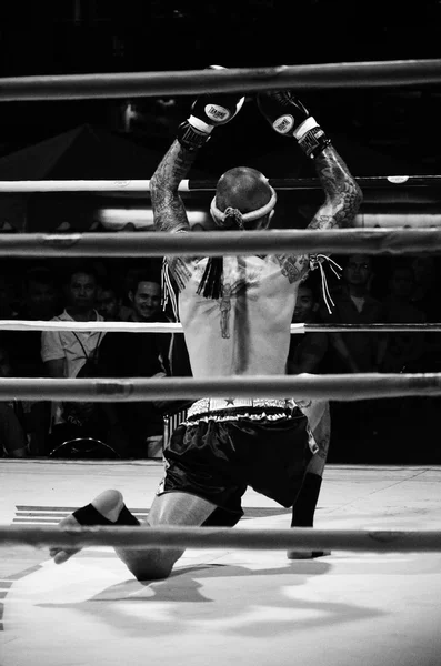 Combattant non identifié effectue d'abord le respect (Wai Khru Ram Muay) avant de combattre — Photo