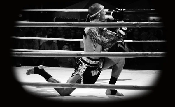 Combattant non identifié effectue d'abord le respect (Wai Khru Ram Muay) avant de combattre — Photo