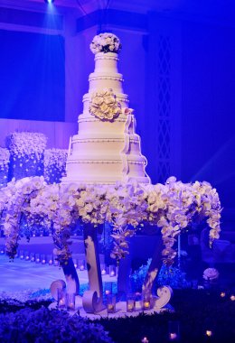 Düğün pastası çiçek süslemeleri
