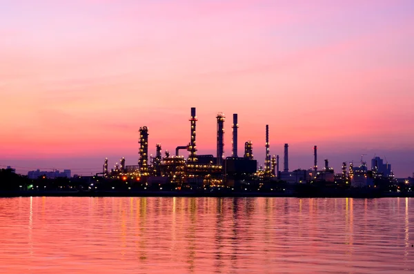 Scène du lever du soleil de la raffinerie de pétrole — Photo