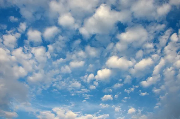 Frisse lucht met mooie bewolkte hemel — Stockfoto