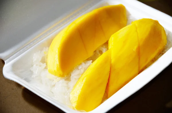 Mango med klæbrig rick, Native Thai stil dessert , - Stock-foto