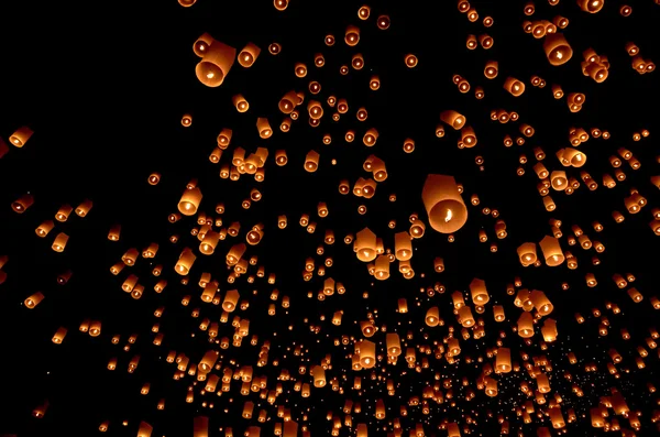 Плавающий бумажный фонарь в ночном небе — стоковое фото