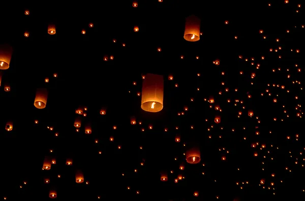 Плавающий бумажный фонарь в ночном небе — стоковое фото