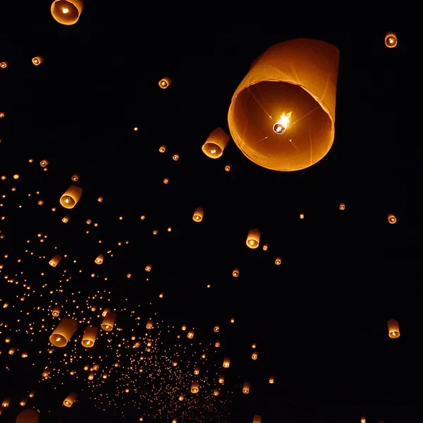 Lanterne flottante dans le ciel nocturne — Photo