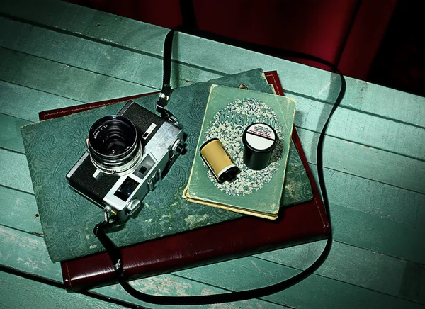 与旧相册，静物的老式相机 — 图库照片