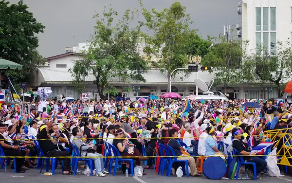 BANGKOK - 9 NOVEMBRE 2013: Manifestanti anti-governativi al Monumento alla Democrazia il 9 novembre 2013 a Bangkok, Thailandia. La protesta contro il disegno di legge Amnesty a Bangkok, capitale della Thailandia — Foto Stock