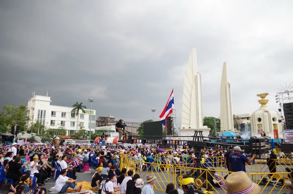 BANGKOK - 9 NOVEMBRE 2013: Manifestanti anti-governativi al Monumento alla Democrazia il 9 novembre 2013 a Bangkok, Thailandia. La protesta contro il disegno di legge Amnesty a Bangkok, capitale della Thailandia — Foto Stock