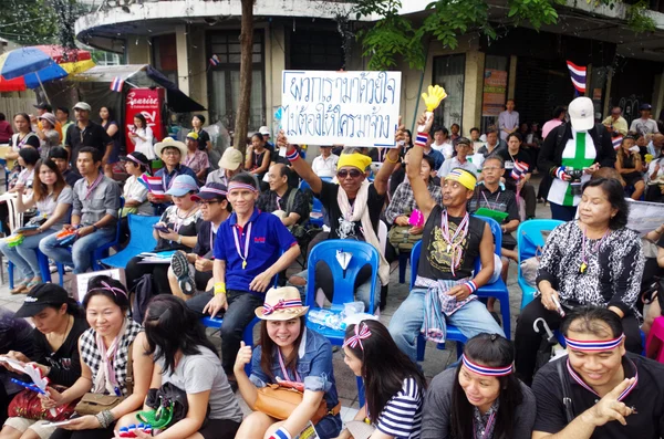 BANGKOK - NOVEMBRO 9, 2013: Manifestantes anti-governo para o Monumento à Democracia em 9 de novembro de 2013 em Banguecoque, Tailândia. O protesto contra o projeto de lei da Anistia em Banguecoque, capital da Tailândia — Fotografia de Stock