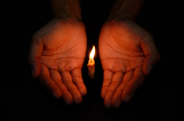 Luz de vela na mão, conceito de oração — Fotografia de Stock