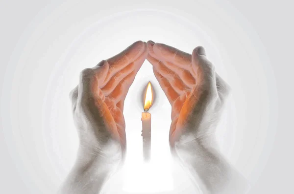 Luz de la vela en la mano con estilo abstracto — Foto de Stock