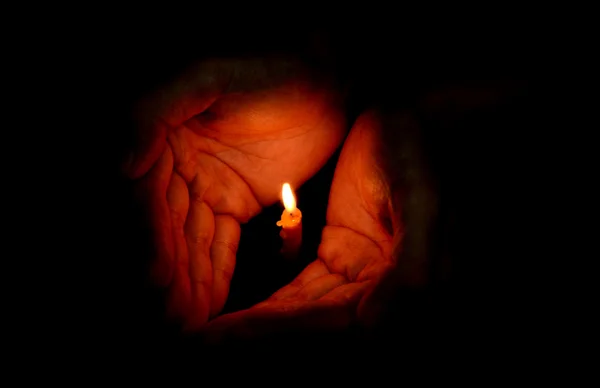 Kaars licht in de hand, gebed concept — Stockfoto