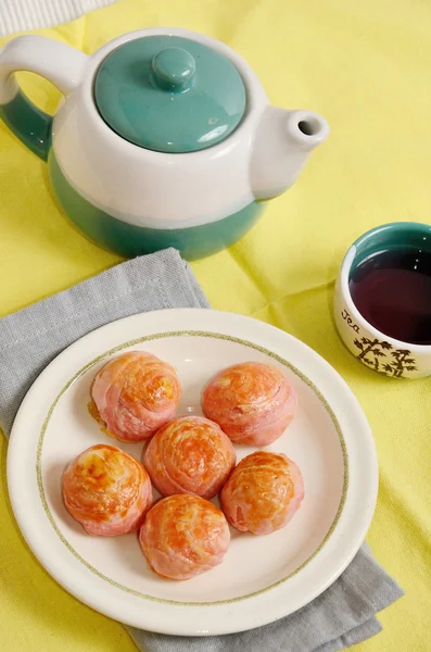 Torta di luna con tazza di tè — Foto Stock