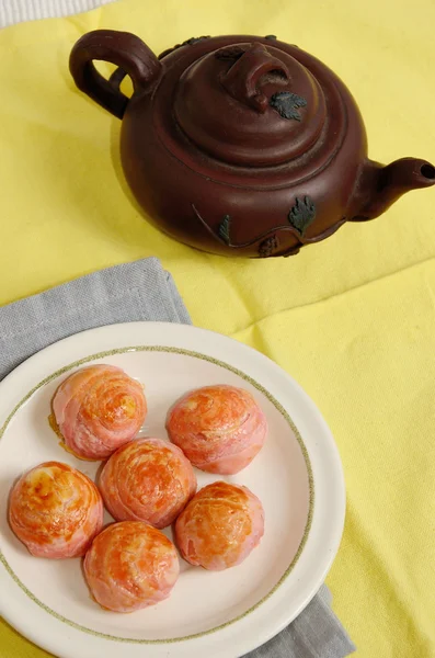 Gâteau lune avec pot à thé — Photo