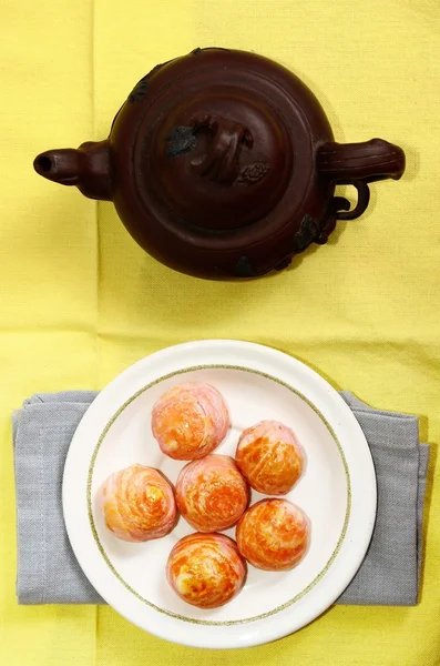 Bolo de lua com panela de chá — Fotografia de Stock