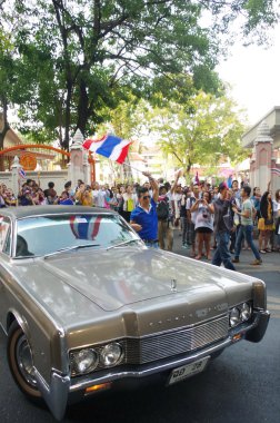 Bangkok, Tayland - 2 Aralık: hükümet karşıtı protestocular Kraliyet Tayland polisi abluka. Bangkok, Tayland 2 Aralık 2013 tarihinde başkenti AF tasarıya karşı protesto