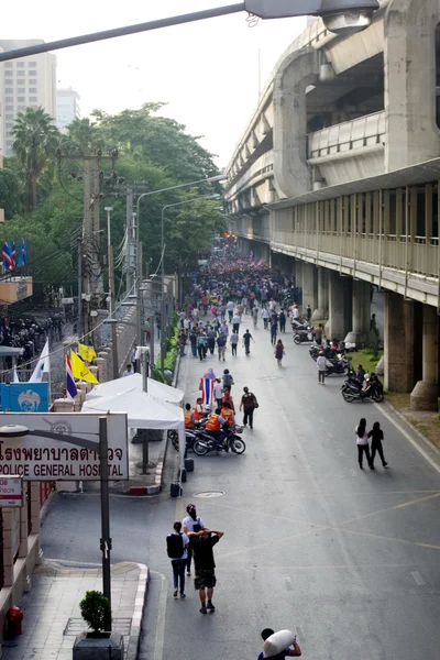 กรุงเทพฯ ประเทศไทย - ธันวาคม 2 ผู้ประท้วงต่อต้านรัฐบาลเพื่อปิดกั้นตํารวจแห่งชาติ การประท้วงต่อต้านร่างพระราชบัญญัติแอมเนสตี้ในกรุงเทพมหานคร เมืองหลวงของประเทศไทย วันที่ 2 ธันวาคม 2556 — ภาพถ่ายสต็อก