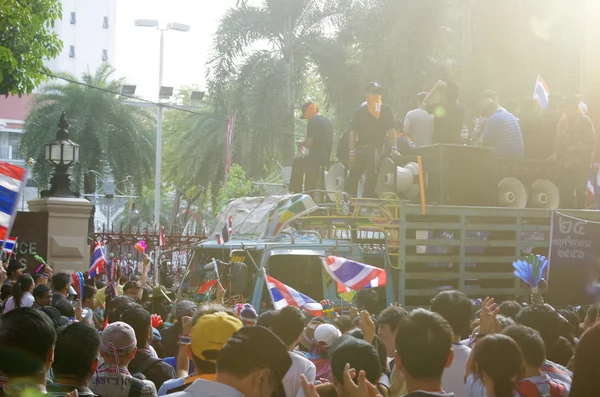 BANGKOK,THAILAND - DECEMBER 2 : Anti-government protesters to blockade the Royal Thai Police. The protest Against The Amnesty bill in Bangkok, capital of Thailand on 2 December 2013 — Stock Photo, Image