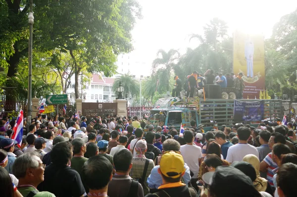 Bangkok, thailand - 2. Dezember: Regierungsgegner blockieren die königliche thailändische Polizei. der protest gegen das amnestie-gesetz in bangkok, der hauptstadt thailands am 2. Dezember 2013 — Stockfoto