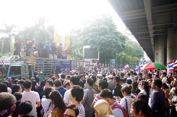 曼谷，泰国 — — 12 月 2 日： 反政府示威者封锁泰国皇家警察。反对大赦法案在 2013 年 12 月 2 日在泰国首都曼谷抗议 — 图库照片
