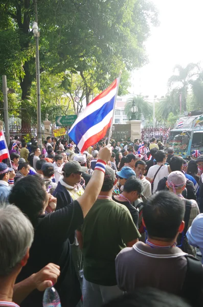 BANGKOK,THAILAND - DECEMBER 2 : Anti-government protesters to blockade the Royal Thai Police. The protest Against The Amnesty bill in Bangkok, capital of Thailand on 2 December 2013 — Stock Photo, Image