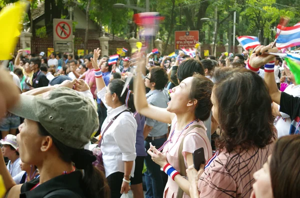 BANGKOK, THAÏLANDE - 2 DÉCEMBRE : Manifestants anti-gouvernementaux pour bloquer la police royale thaïlandaise. Manifestation contre le projet de loi d'amnistie à Bangkok, capitale de la Thaïlande, le 2 décembre 2013 — Photo