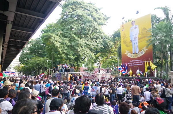 BANGKOK, THAILAND - JOULUKUU 2: Hallituksen vastaiset mielenosoittajat saartamaan Thaimaan kuninkaallisen poliisin. Mielenosoitus armahdusta vastaan Bangkokissa, Thaimaan pääkaupungissa 2. joulukuuta 2013 — kuvapankkivalokuva