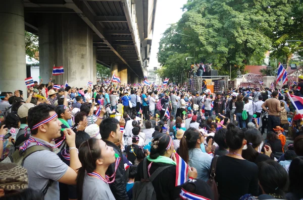 BANGKOK, THAILANDIA - 2 DICEMBRE: Manifestanti anti-governativi per bloccare la Royal Thai Police. La protesta contro il disegno di legge Amnesty a Bangkok, capitale della Thailandia il 2 dicembre 2013 — Foto Stock