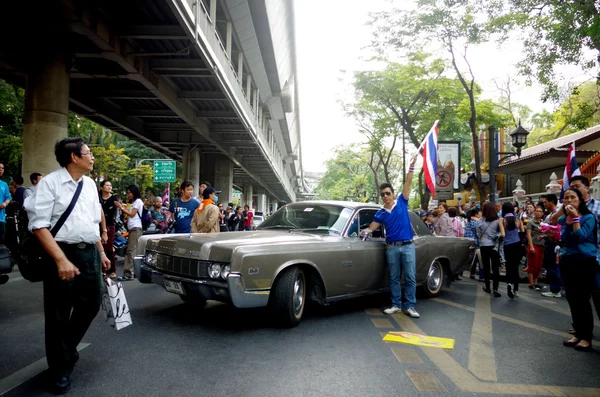 BANGKOK,THAILAND - DECEMBER 2 : Anti-government protesters to blockade the Royal Thai Police. The protest Against The Amnesty bill in Bangkok, capital of Thailand on 2 December 2013 — Stock Photo, Image